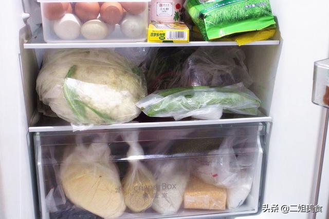 去除冰箱异味最基本最简单的方法(存放食物的冰箱有异味也别着急)