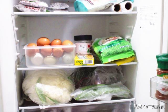 去除冰箱异味最基本最简单的方法(存放食物的冰箱有异味也别着急)